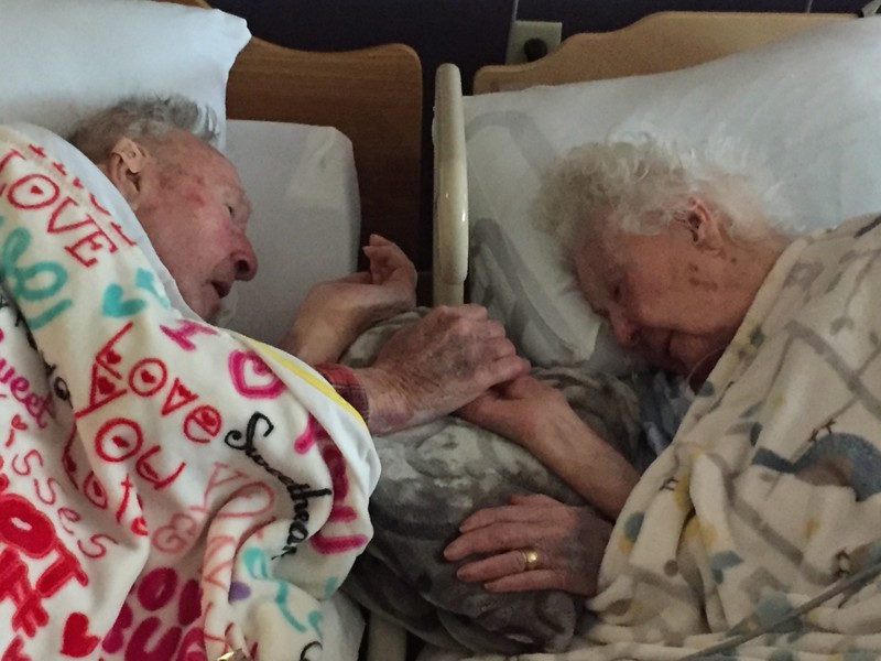 До последнего вздоха: эта фотография супругов была сделана всего за несколько часов до смерти пожилой женщины. Они прожили вместе 77 лет 