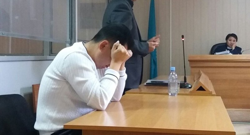 Осуждённому учителю физики из Караганды пришлось в наручниках хоронить мать