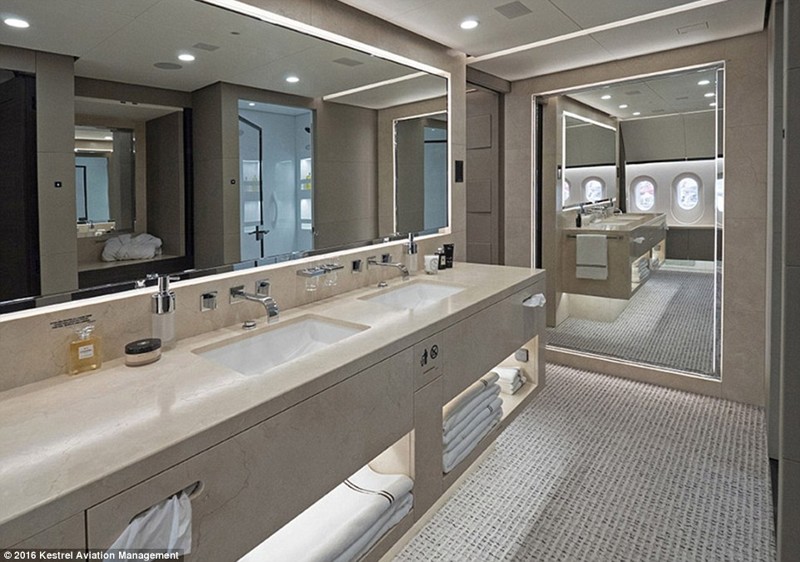 Эта ванная комната с обилием чистых полотенец и косметических средств далека от туалетов, которые мы привыкли видеть в самолетах 