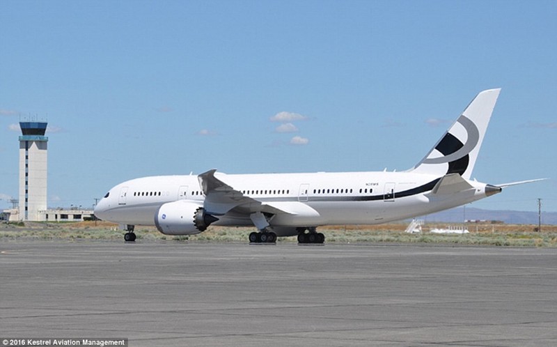 В качестве самолета для коммерческих перевозок Boeing 787 Dreamliner способен разместить в своем салоне 335 пассажиров 