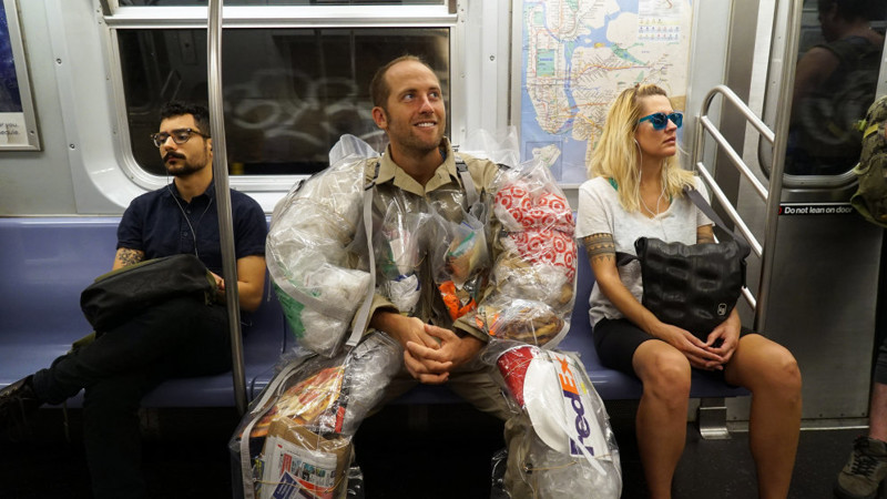 Этот американец носит на себе весь мусор, созданный им же самим за 30 дней