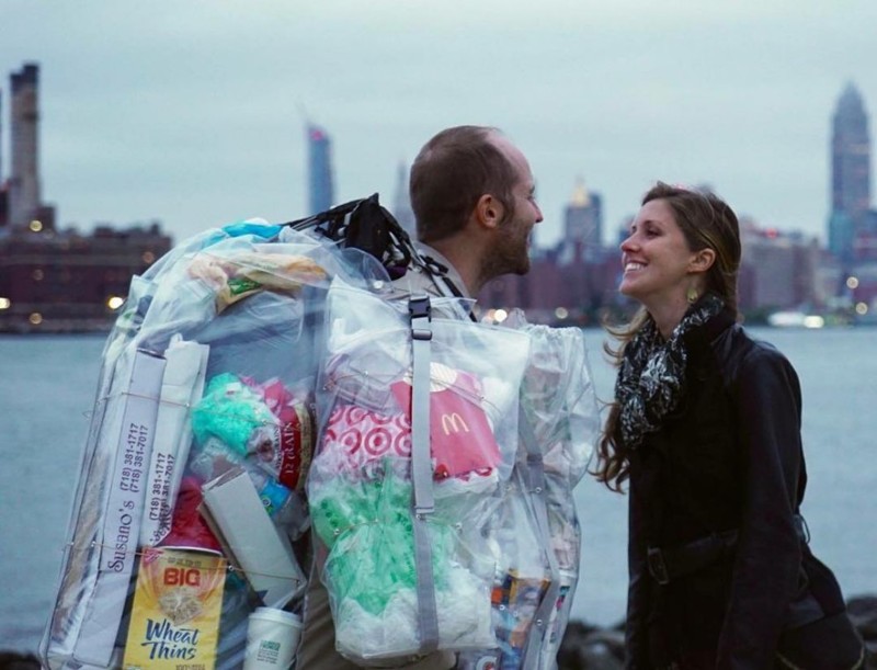 Этот американец носит на себе весь мусор, созданный им же самим за 30 дней