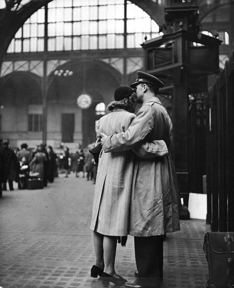 Прощание с солдатами перед отправкой на фронт Второй мировой. Нью-Йорк, Пенн стейшн, 1943 год