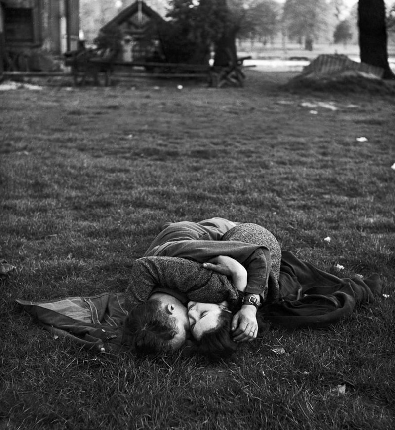 Американский солдат целуется со своей английской подружкой на газоне Гайд-парка. Лондон, 1945 год