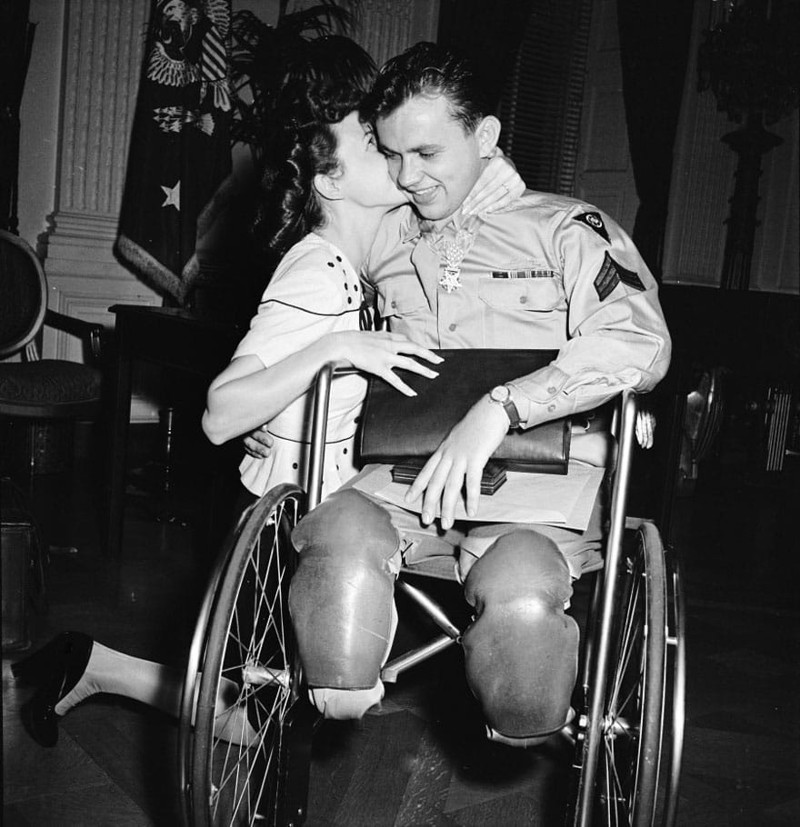 Джин Мур встречает поцелуем своего жениха Ральфа Ниппела, потерявшего ноги на фронтах II Мировой войны. 1945 год. Они проживут вместе всю жизнь, родив троих детей