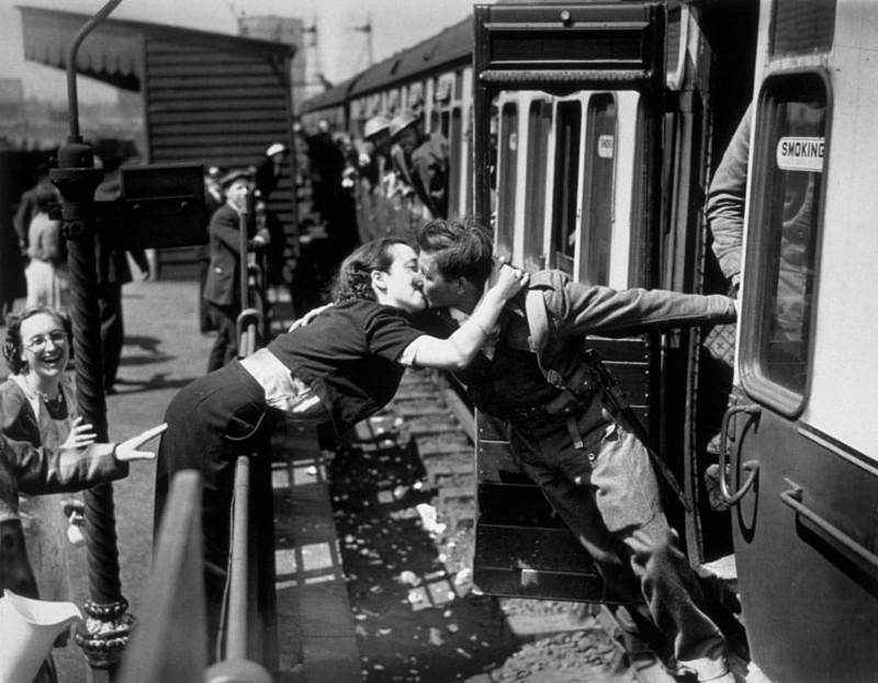 Женщина целует солдата, возвращающегося с фронта. Лондон, 1940