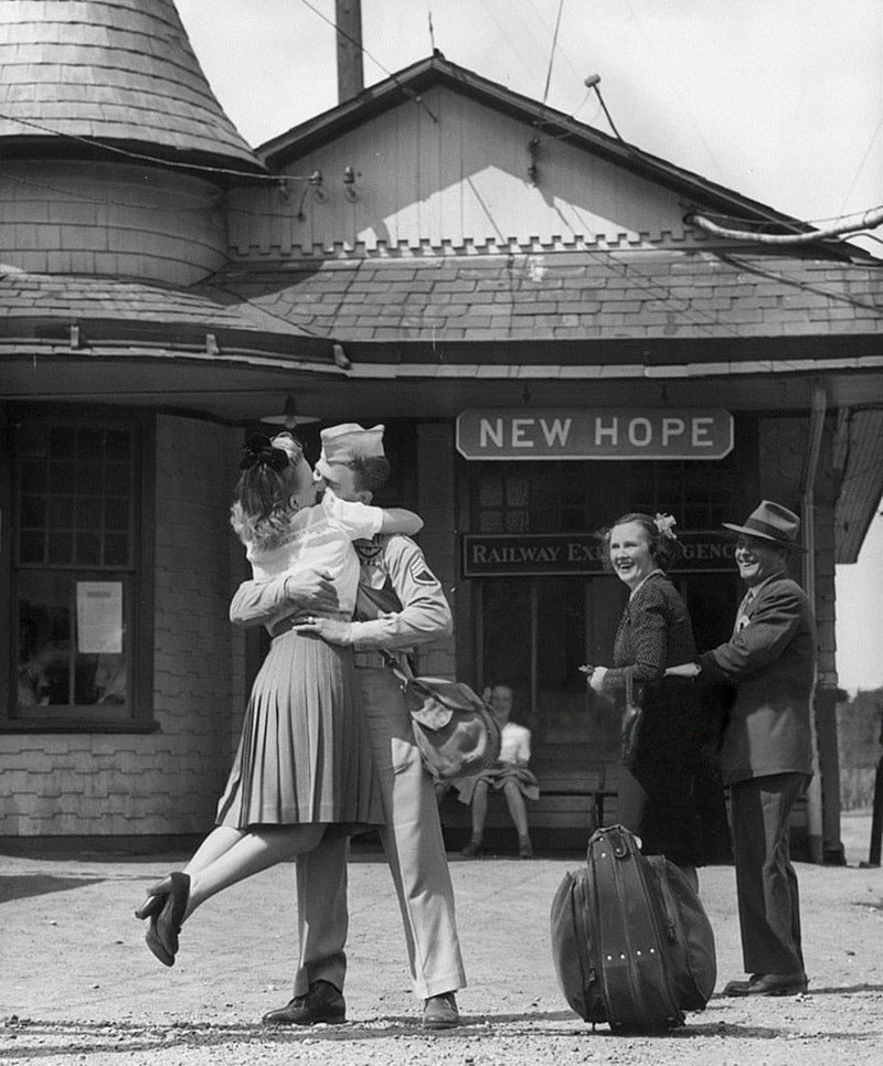 Девушка встречает солдата на станции "Новая надежда". Коннектикут, 1945 год