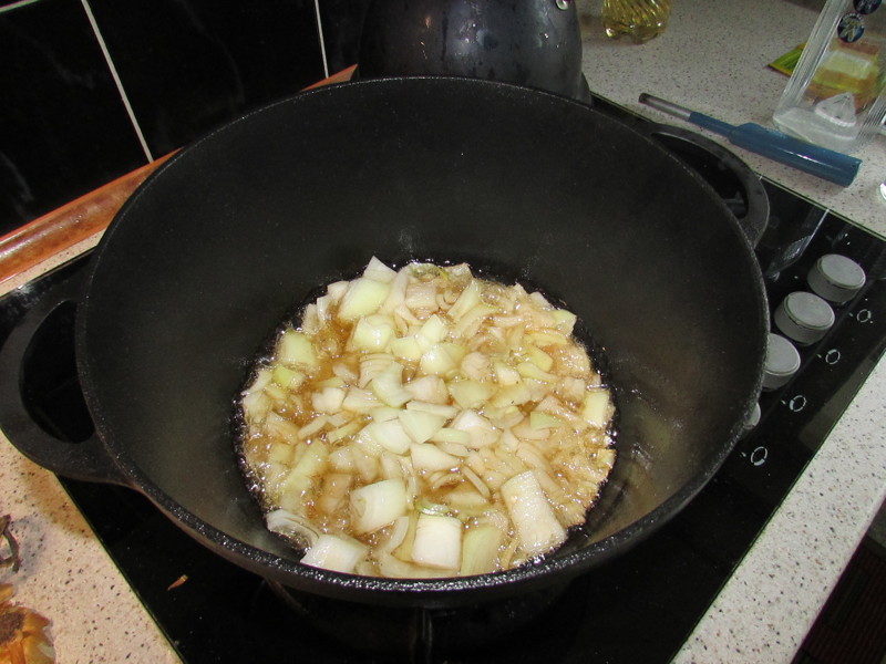 Лук обжаривают в кастрюле. Яблоки с луком жареные на сковород. Жареный лук смешно. Клецки жареные с луком и чесноком. Лук обжаривают на масле