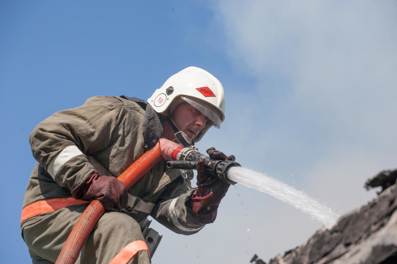 Мужская работа: Как тушили пожар на барнаульском стадионе "Коммунальщик"