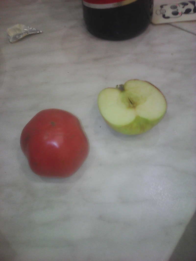 Это очень важный ингредиент. Вернее два. Помидорка и яблоко. 