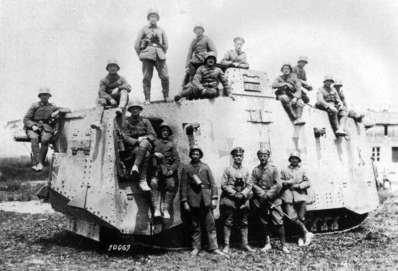 Часть экипажа первого немецкого танка Sturmpanzerwagen A7V (всего в экипаже 18 человек).