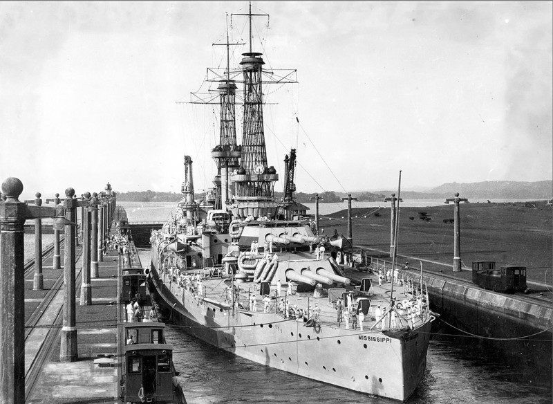 Американский линейный корабль USS Mississippi (BB-41) проходит Панамский канал, 1920-е.