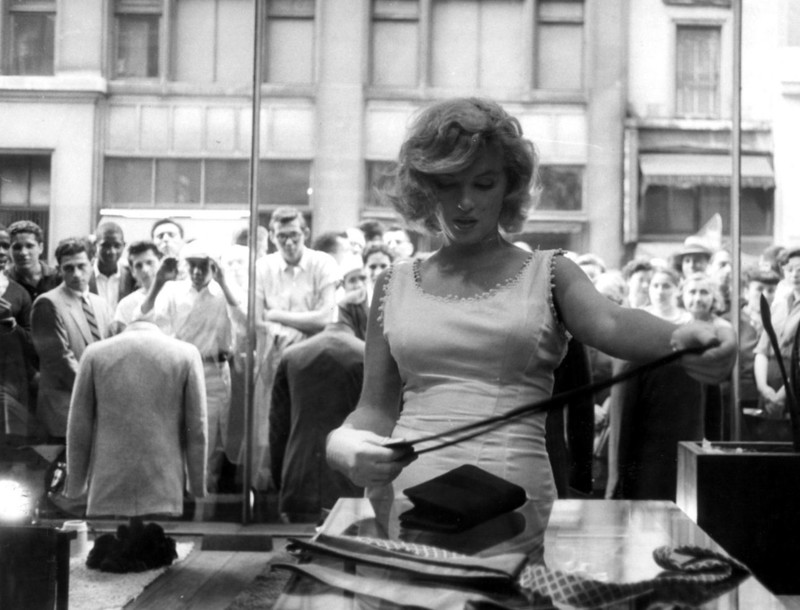 Мэрилин Монро пытается ходить по магазинам. 1957 г.