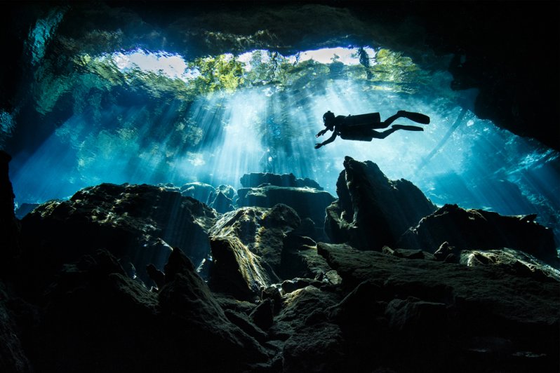 Дайвер в подводной пещере