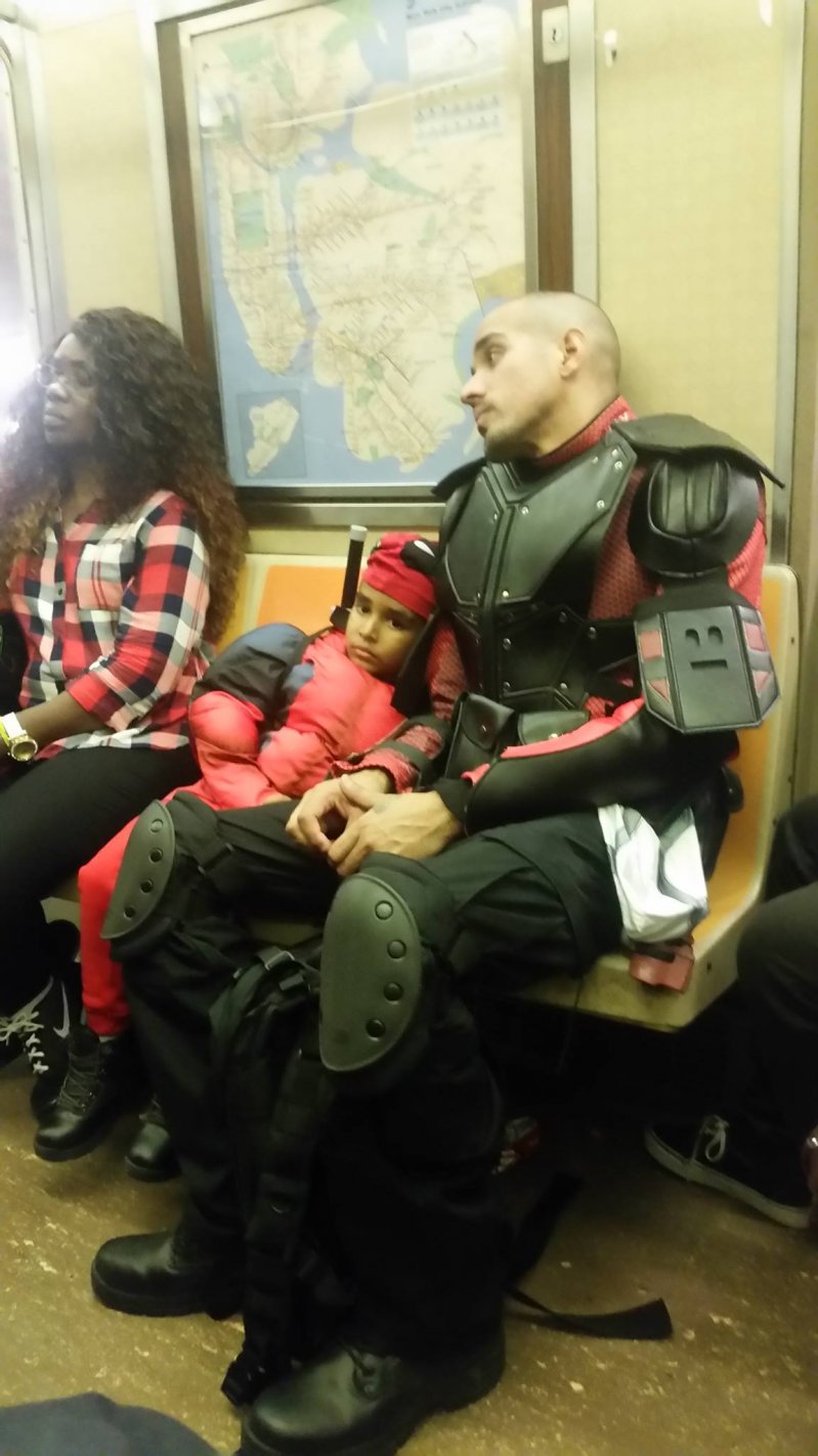 Семья косплейщиков в метро 