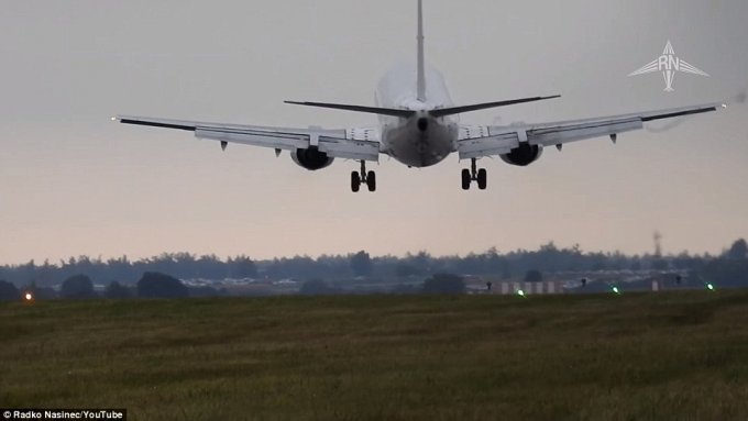 Пассажирский самолет Boeing 737-430 чуть не разбился при посадке из-за бокового ветра