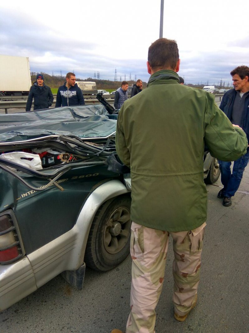 В Петербурге из-за ветра на машины упал информационный щит