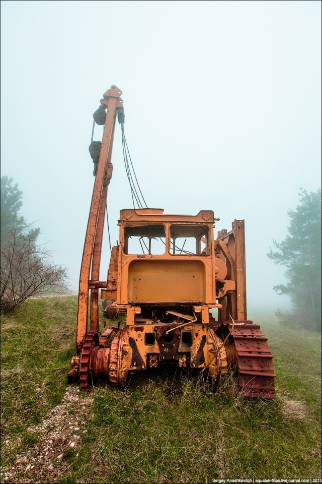Брошенная строительная техника на горе Ай-Петри