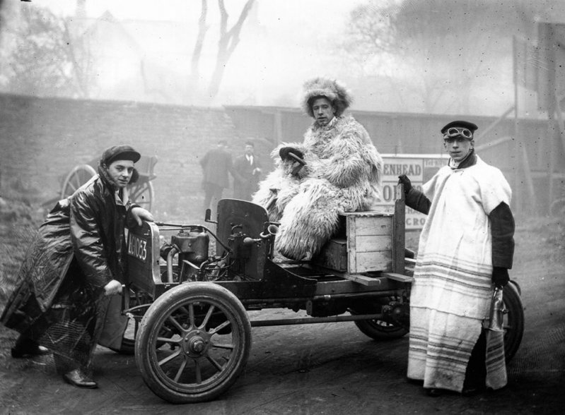 25 января 1907 года. Автомобилисты-любители нарядились для Ливерпульского автосалона