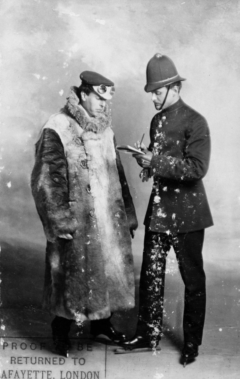 Около 1900 года. Сооснователь копании Rolls-Royce Чарльз Стюарт Роллс в костюме полицейского выписывает штраф мужчине в костюме автомобилиста