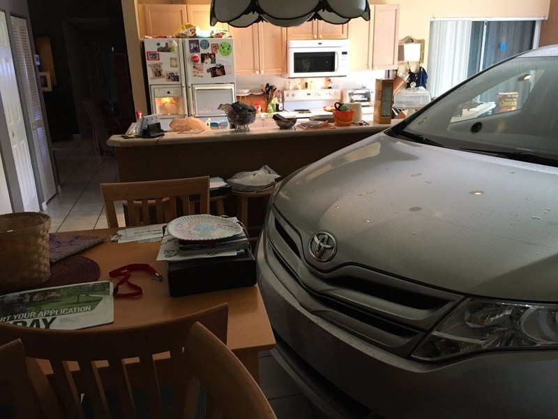 Владелец этой Toyota также решил укрыть автомобиль в своем доме.