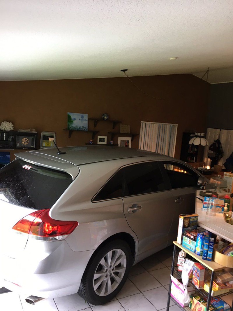 Автомобилисты прячут машины от урагана в собственных домах
