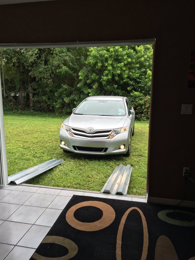 Автомобилисты прячут машины от урагана в собственных домах