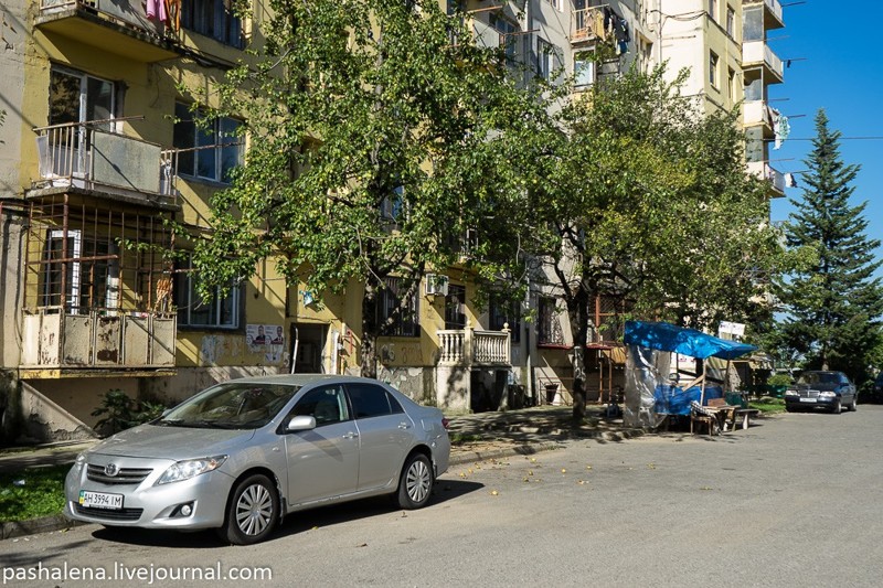 Обычный дом. В Батуми много машин из разных стран: едут из России, Украины, Армении, Азербайджана и даже Ирана.