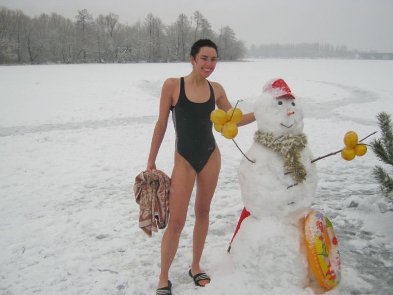 Пришла зима и в России начинается купальный сезон