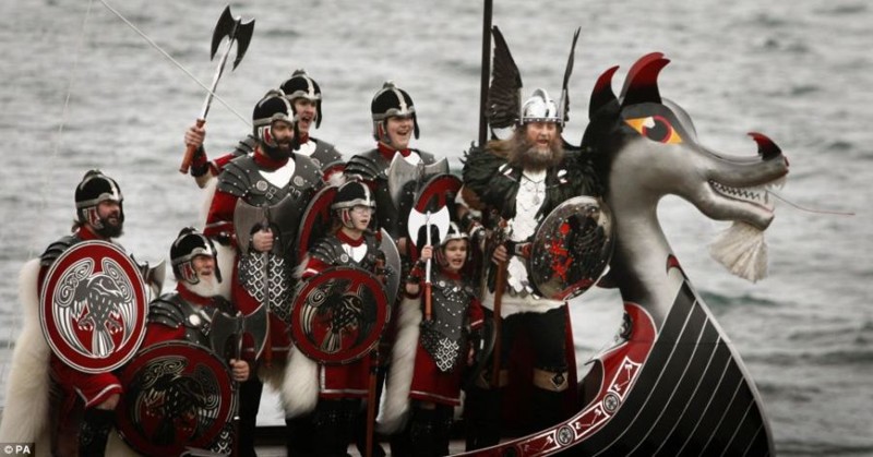 Фестиваль Up Helly Aa на Шетландских островах