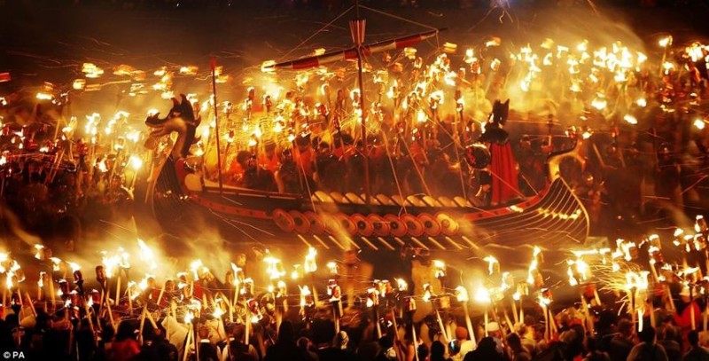 Фестиваль Up Helly Aa на Шетландских островах