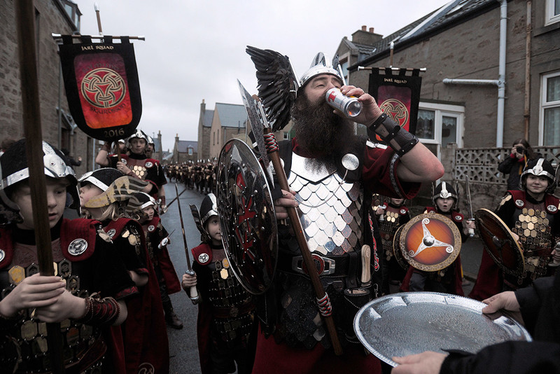 Фестиваль Up Helly Aa на Шетландских островах