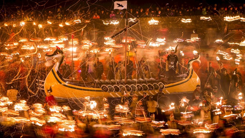 Фестиваль Up Helly Aa на Шетландских островах