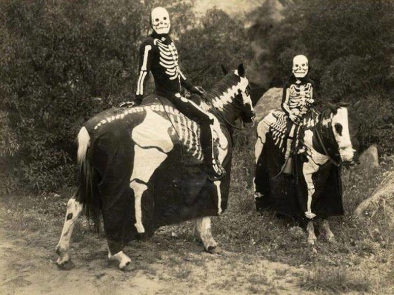 100 винтажных костюмов на Хэллоуин, которые испугают вас до смерти