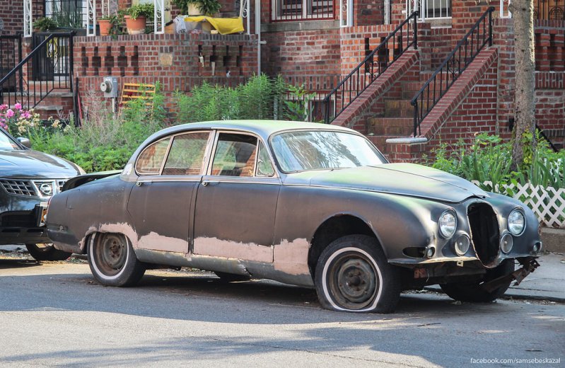 Чего только в Бруклине по обочинам не валяется. Если я не ошибаюсь, то это должен быть Jaguar S-Type, который производился с 1963 по 1968 год. Редкая и когда-то красивая машина.