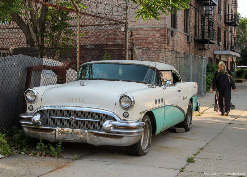  Вроде просто старый Buick Special Riviera Coupe 1955 года в Бруклине снял, а потом посмотрел и подумал, что смысла в фотографии получилось несколько больше, чем просто старая машина и идущая мимо женщина. Хотя, может, я один такой, кто здесь что-то 