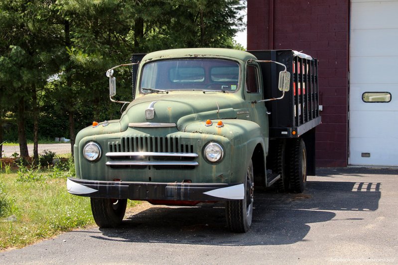 Старый грузовичок International L-150 1951 года. Судя по наклейке с техосмотром на лобовом стекле он не ездил уже 13 лет.