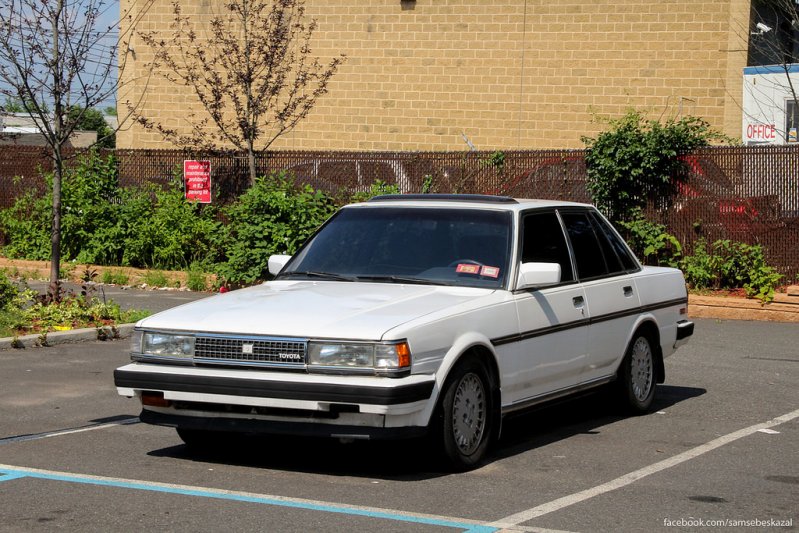 Toyota Cressida 1987 года. Один итальянец-механик со Статен-Айленда купил за пару тысяч долларов. Стояла в гараже 23 года. Даже стикеры на лобовом стекле оригинальные 1993 года. Сказал, что будет менять на ней движок на что-то мощное.