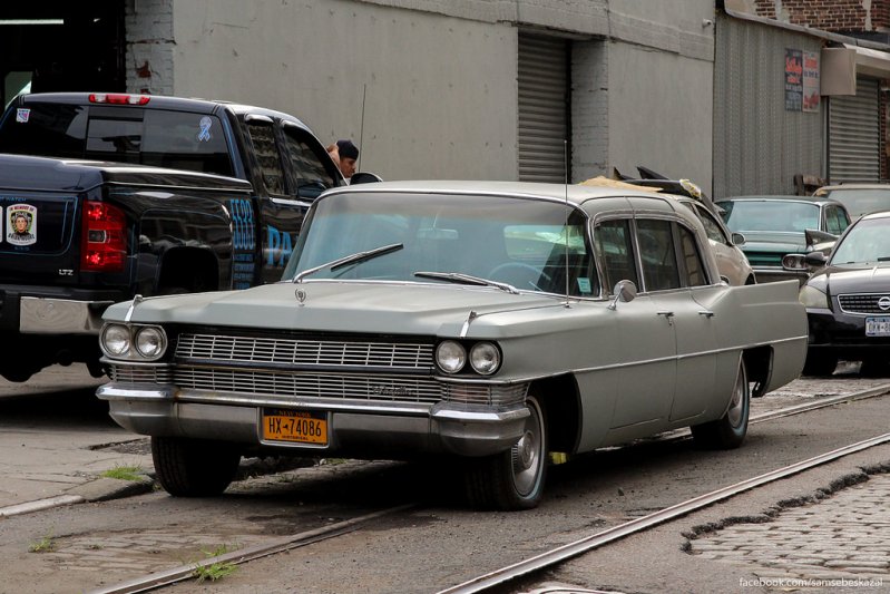 Cadillac Fleetwood Limo 1965 года подготовленный к покраске рядом с одной из автомастерских Бруклина.