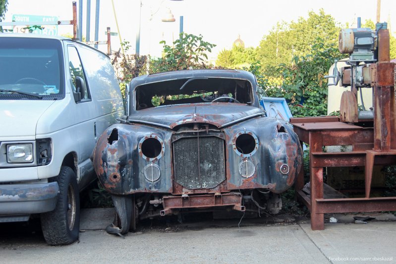 Что-то похожее на останки старого Роллс-Ройса. Предполагаю, что это Rolls Royce Phantom годов 50-х. Кто-нибудь может сказать точнее? Сфотографировал в городке Патерсон, штат Нью-Джерси.