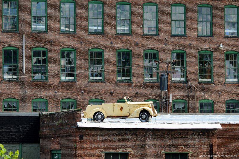 Неопознанный мной автомобиль на крыше старого фабричного здания в Нью-Джерси. Служит рекламой автомастерской, которая занимается старыми автомобилями.
