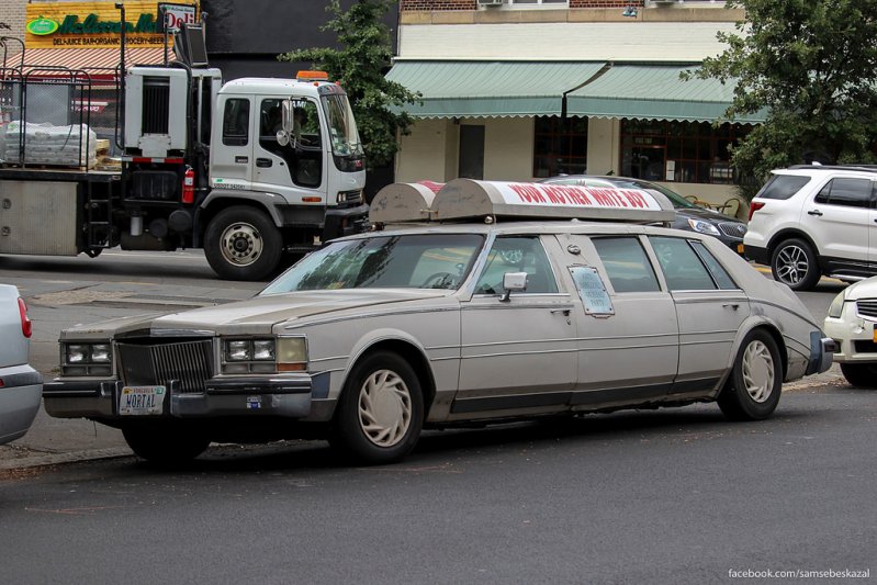 Кто-то поиздевался над старым 1985 Cadillac Seville Limo 1985 года. Сфоткал в бруклинском Гринпоинте.