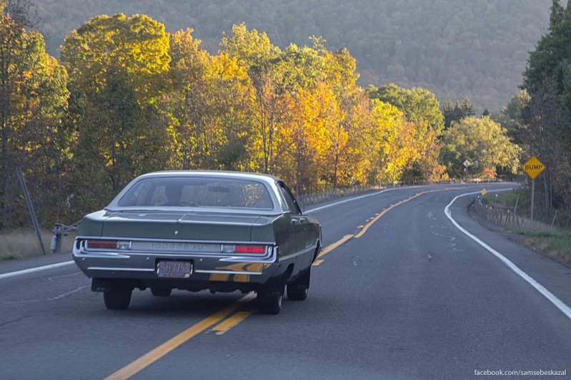 Chrysler Newport 1969 года, который обогнал меня на живописной дороге в Катскильских горах.