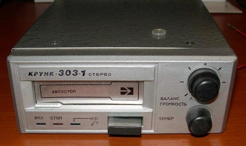 Автомобильные кассетные стереомагнитофоны "Крунк-303-стерео" и "Крунк-303-1-стерео".