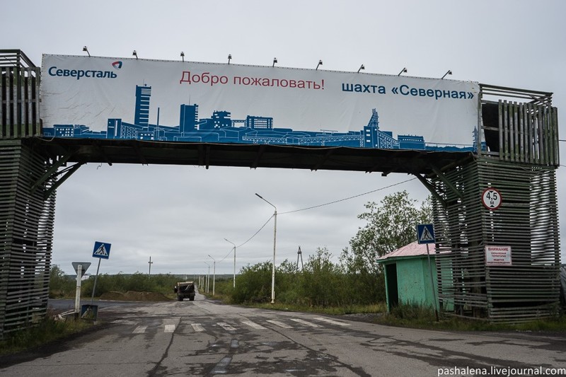  А это стелла перед въездом на шахту Северную, одного из сегодняшних градообразующих предприятий Воркуты.