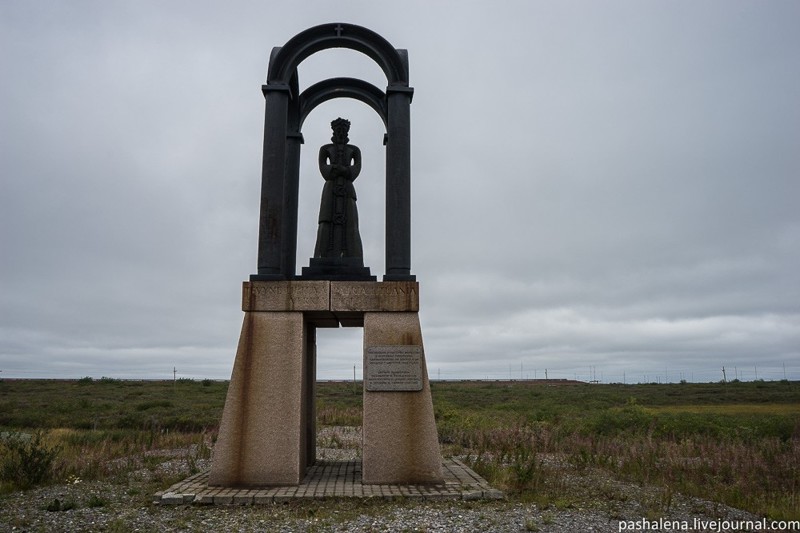 Едем дальше. Следующая наша остановка — мемориал близ посёлка-призрака Юр-шор в память о литовцах — жертвах расстрела в 1953 году.