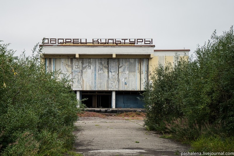  Посёлок городского типа Комсомольский с населением около 1000 человек.