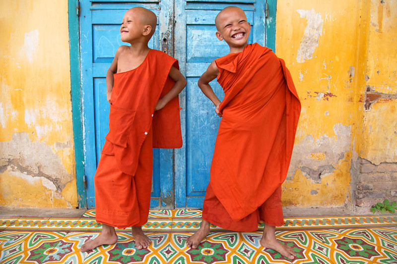 Монахи с радостью позируют в Баттамбанге, Камбоджа