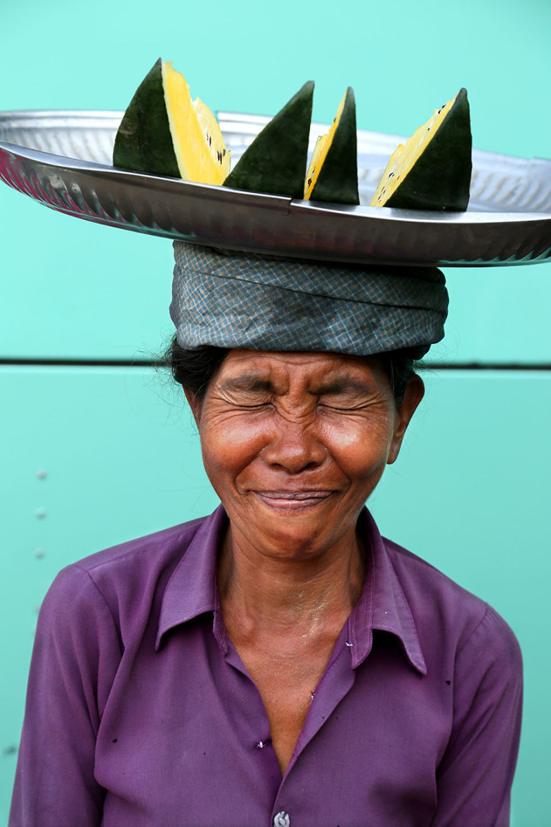 Портрет женщины на базаре в Янгоне, Мьянма