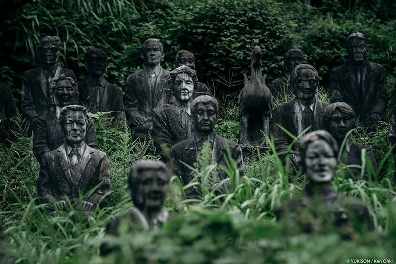 Фотограф наткнулся на жутковатую японскую деревню с сотнями статуй